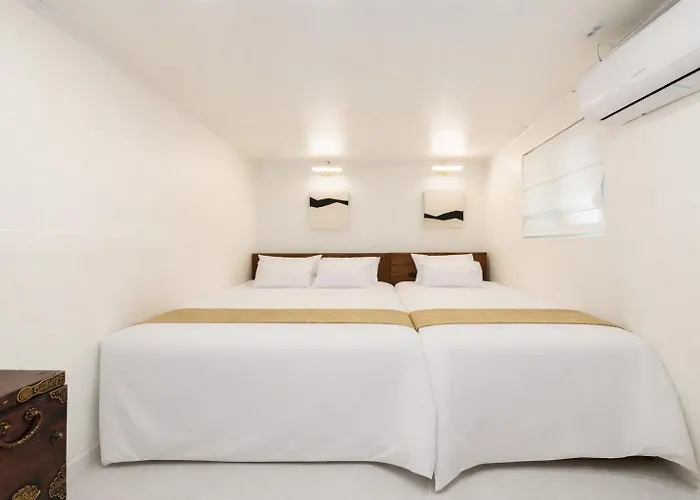 서촌 한옥 독채 #seochonhanok #privatehouse #10인 #4br2ba #경복궁역5분 #gyeongbokgung #북촌 #광화문 #인왕산