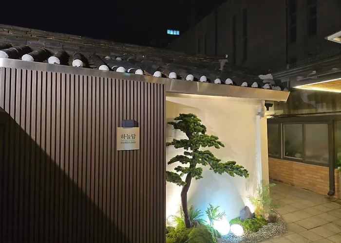 Willa 서촌 한옥 독채 #seochonhanok #privatehouse #8인 #3br2ba #경복궁역5분 #gyeongbokgung #북촌 #광화문 #인왕산 Seul