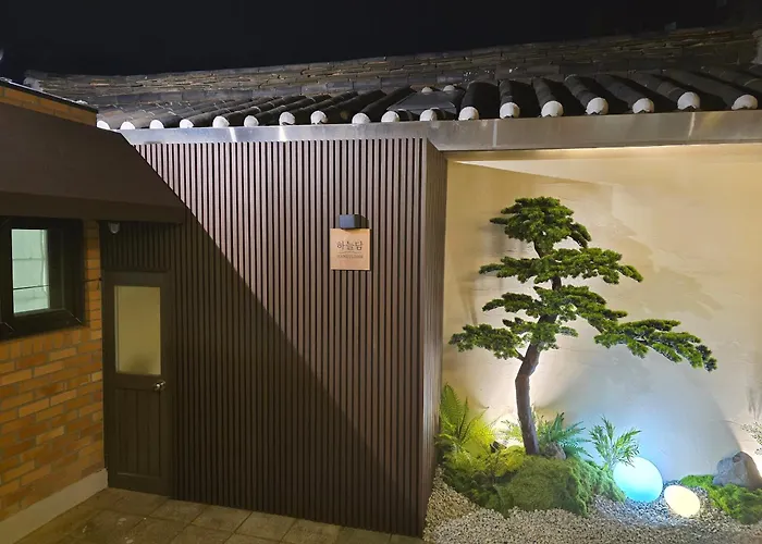 서촌 한옥 독채 #seochonhanok #privatehouse #10인 #4br2ba #경복궁역5분 #gyeongbokgung #북촌 #광화문 #인왕산 서울특별시