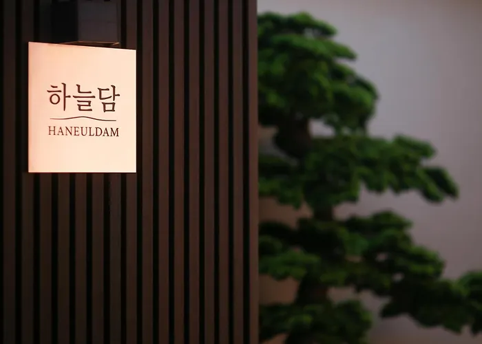서촌 한옥 독채 #seochonhanok #privatehouse #10인 #4br2ba #경복궁역5분 #gyeongbokgung #북촌 #광화문 #인왕산 * 서울특별시