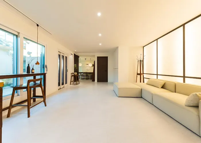 서촌 한옥 독채 #seochonhanok #privatehouse #10인 #4br2ba #경복궁역5분 #gyeongbokgung #북촌 #광화문 #인왕산 빌라 *